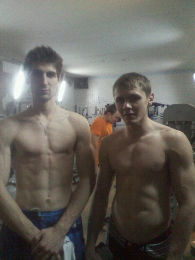 с товарищем в зале